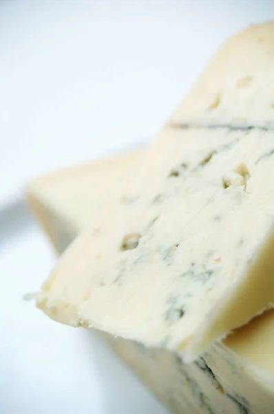 美味的蓝色奶酪部分 — 图库照片