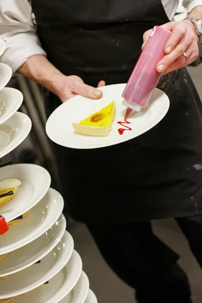 Chef Chapeamento Sobremesa Torta Limão — Fotografia de Stock