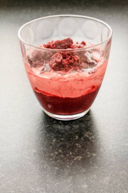 Taze ahududu parfe tatlı