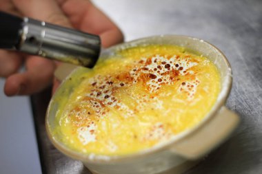 geleneksel creme brulee tatlısı