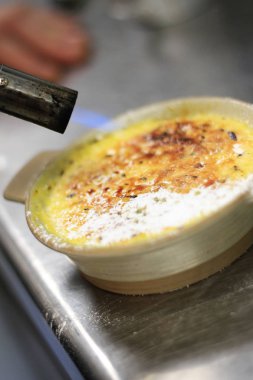 geleneksel creme brulee tatlısı
