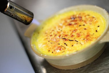 geleneksel creme brulee tatlısı