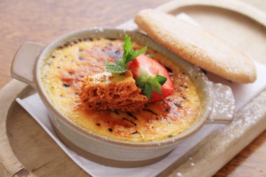 geleneksel creme brulee tatlısı