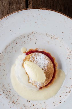 ravent ve elma tart tatlı krema ile