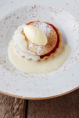 ravent ve elma tart tatlı krema ile