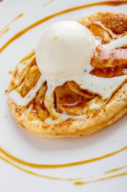 tarte tatin elmalı pasta dondurma ile