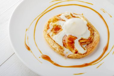 tarte tatin elmalı pasta dondurma ile