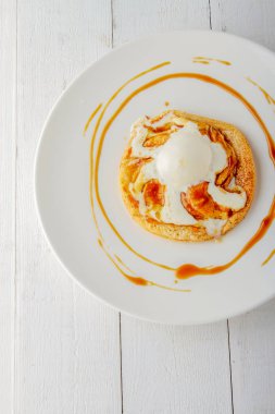 tarte tatin elmalı pasta dondurma ile