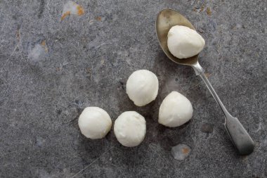 küçük lezzetli yuvarlak mozzarella peyniri