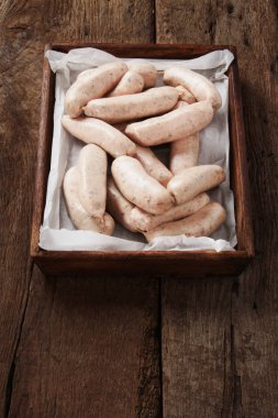 geleneksel çiğ İngiliz sosis