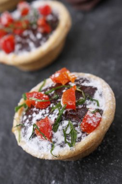 mini çikolata ve kırmızı biber tartlets