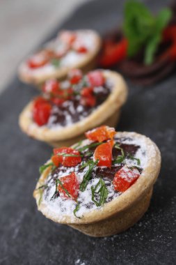 mini çikolata ve kırmızı biber tartlets