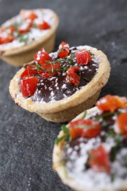 mini çikolata ve kırmızı biber tartlets