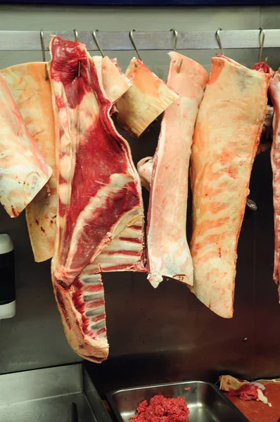 新鮮な生の肉を食肉処理 — ストック写真