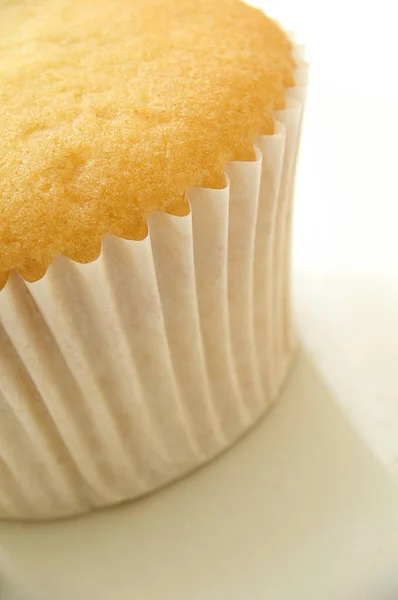 Dekorierte Tasse Kuchen Auf Weiß — Stockfoto