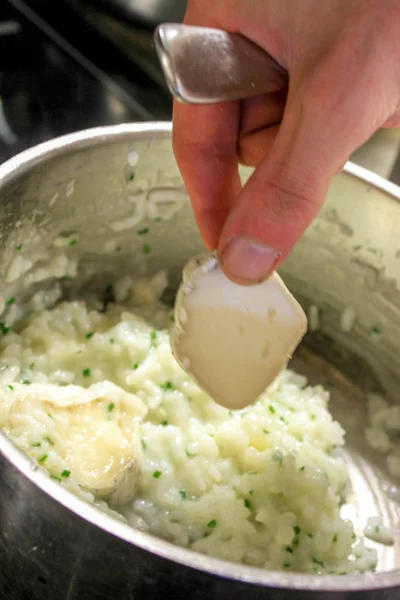 Kocken Att Göra Färska Välsmakande Risotto — Stockfoto