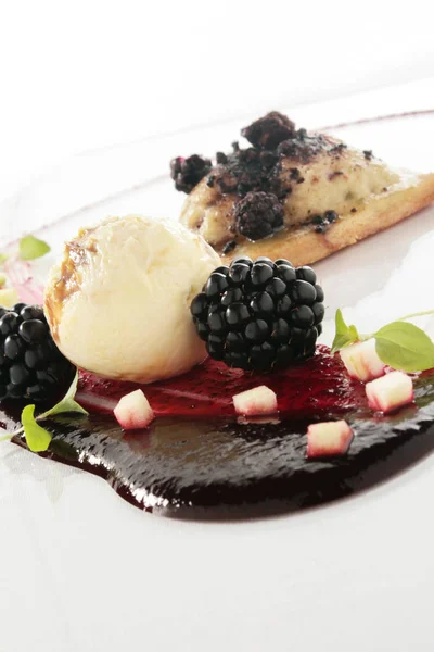 Vergulde Smakelijke Blackberry Dessert — Stockfoto