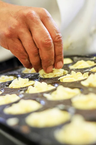 Kocken Att Göra Bakewell Tårtor — Stockfoto