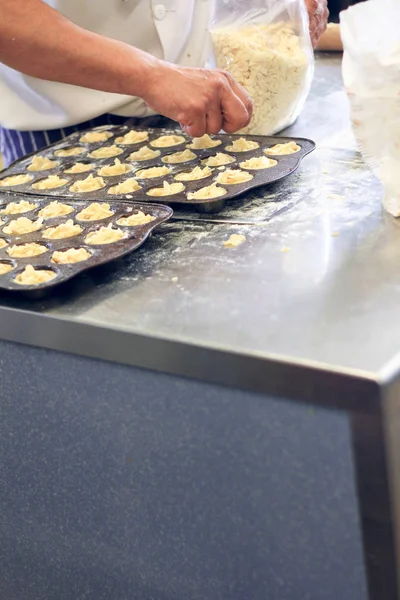 Kocken Att Göra Bakewell Tårtor — Stockfoto