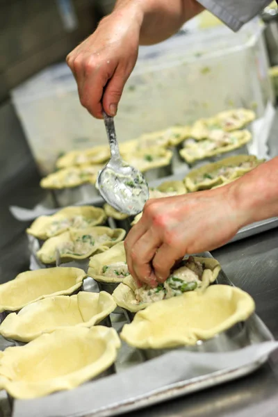 Baker Gör Läckra Pajer — Stockfoto