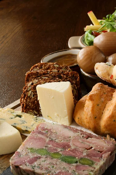 Mixed Cheese Ploughman Lunch — Stock Photo, Image