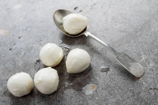 Małych Smaczny Mozzarella Okrągłe — Zdjęcie stockowe