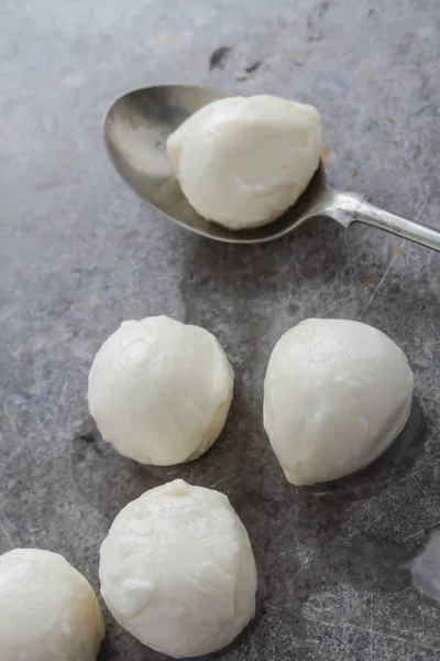 Piccola Mozzarella Rotonda Saporita — Foto Stock