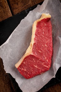 Yaşlı sığır eti biftek masanın üstüne kesmek