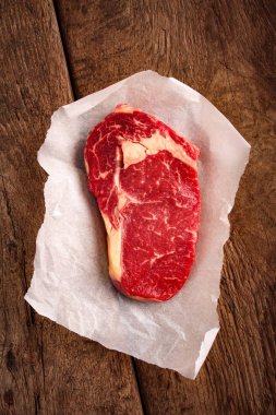 Yaşlı sığır eti biftek masanın üstüne kesmek