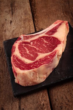 Yaşlı sığır eti biftek masanın üstüne kesmek