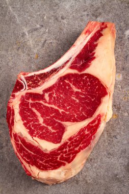 Yaşlı sığır eti biftek masanın üstüne kesmek