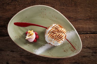 lezzetli frambuazlı beze tatlısı