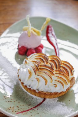 lezzetli frambuazlı beze tatlısı