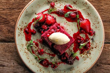 yaz meyve sünger puding