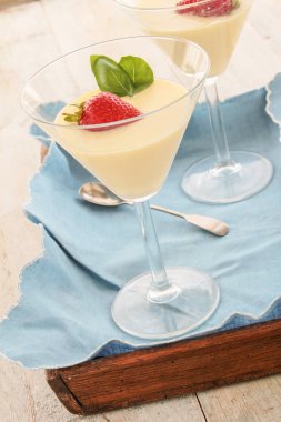 beyaz çikolata mousse tatlı