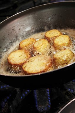 kavrulmuş patates tava pişirme
