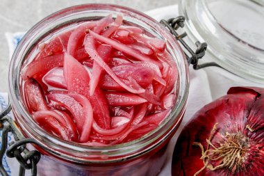 taze kırmızı soğan turşusu