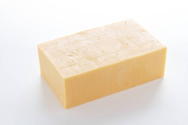 Beyaz arka plan üzerinde izole peynir bölümü