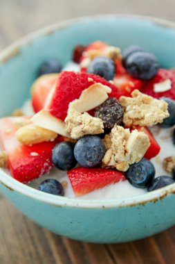 sağlıklı kahvaltı gevreği meyve ile