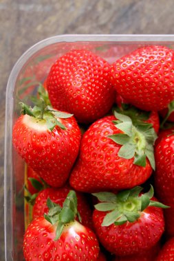 taze olgun çilek meyve 