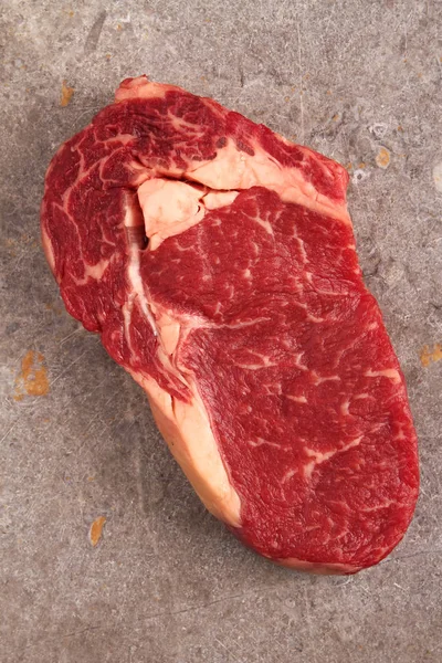 테이블에 쇠고기 스테이크 — 스톡 사진