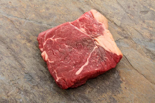 테이블에 쇠고기 스테이크 — 스톡 사진