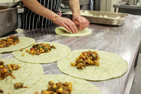 Koch Bereitet Curry Wraps Aus Kichererbsen — Stockfoto