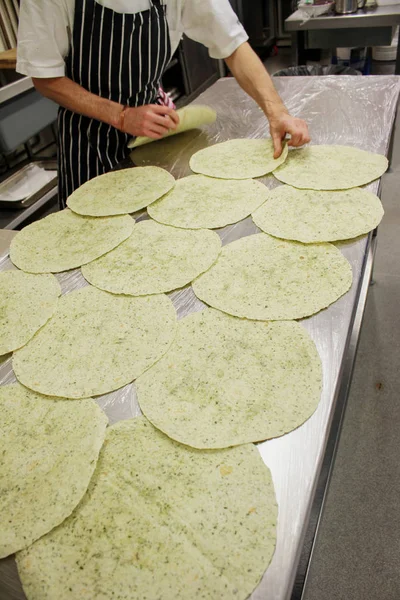 Kocken Förbereder Kikärtor Curry Wraps — Stockfoto