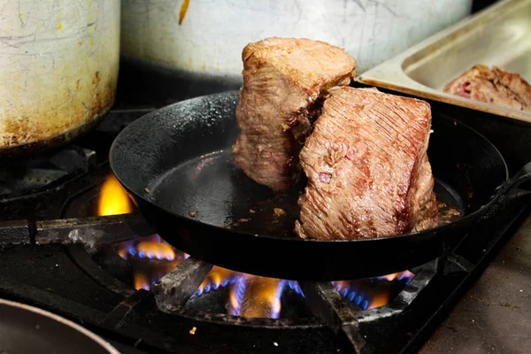Cocinar Carne Estufa —  Fotos de Stock