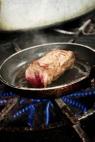 Cottura Della Carne Sui Fornelli — Foto Stock