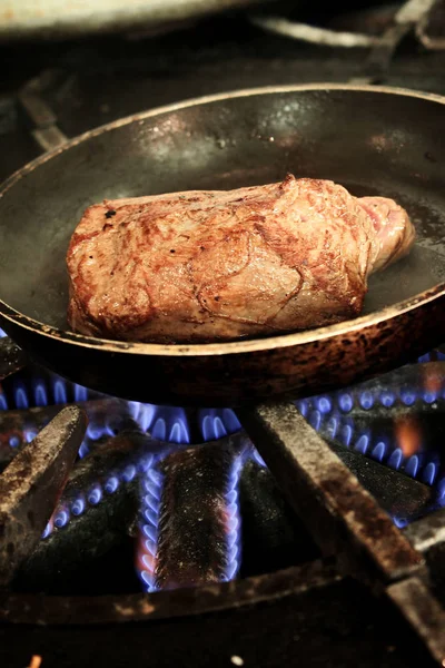 ストーブの上の肉を料理 — ストック写真