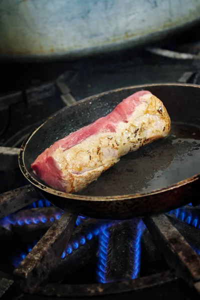 Cozinhar Carne Fogão — Fotografia de Stock