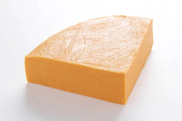 チーズの部分が白い背景で隔離 — ストック写真