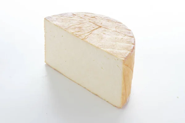 Beyaz Arka Plan Üzerinde Izole Peynir Bölümü — Stok fotoğraf